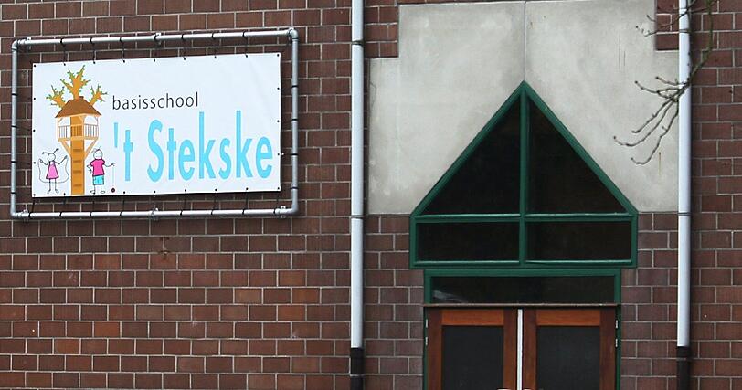 Diese Bilder gehen an die Substanz: Eltern trauern vor der Stekske Schule in Lommel (Belgien) um die Kinder, die bei dem Bus-Unglück in der Schweiz ums Leben gekommen sind.