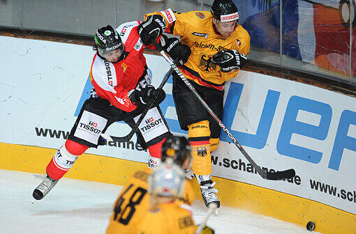 Deutschlands Daniel Pietta (r) und der Schweizer Daniel Rubin kämpfen um den Puck.