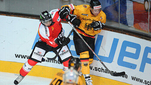 Deutschlands Daniel Pietta (r) und der Schweizer Daniel Rubin kämpfen um den Puck. Deutschlands Daniel Pietta (r) und der Schweizer Daniel Rubin kämpfen um den Puck.