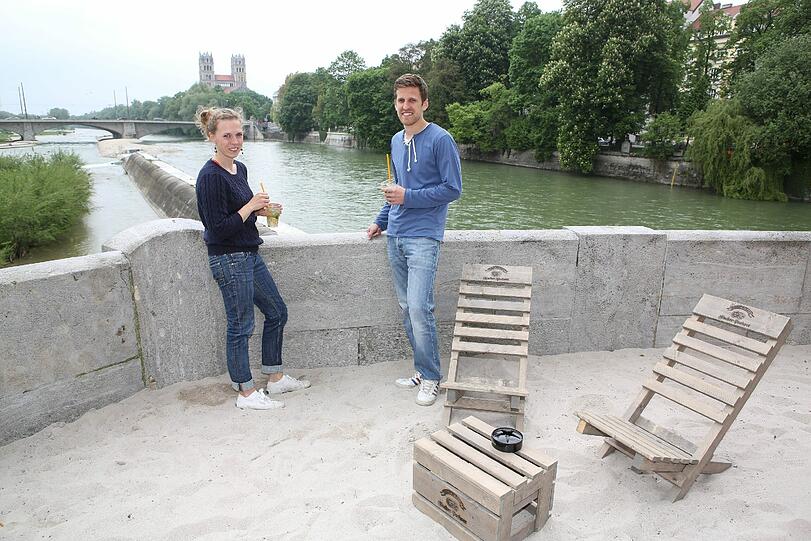 Barbara und Max genießen den Blick auf die Stadt am Kulturstrand an der Corneliusbrücke.