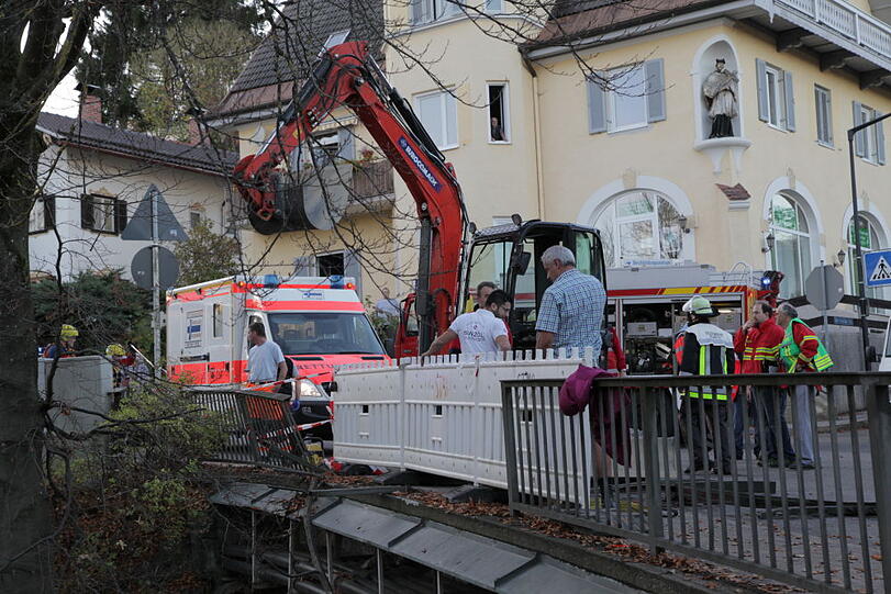 Ein Wohnmobil ist am Montag in die Schlierach gestürzt. Die Insassen haben alle überlebt. Die Bilder!