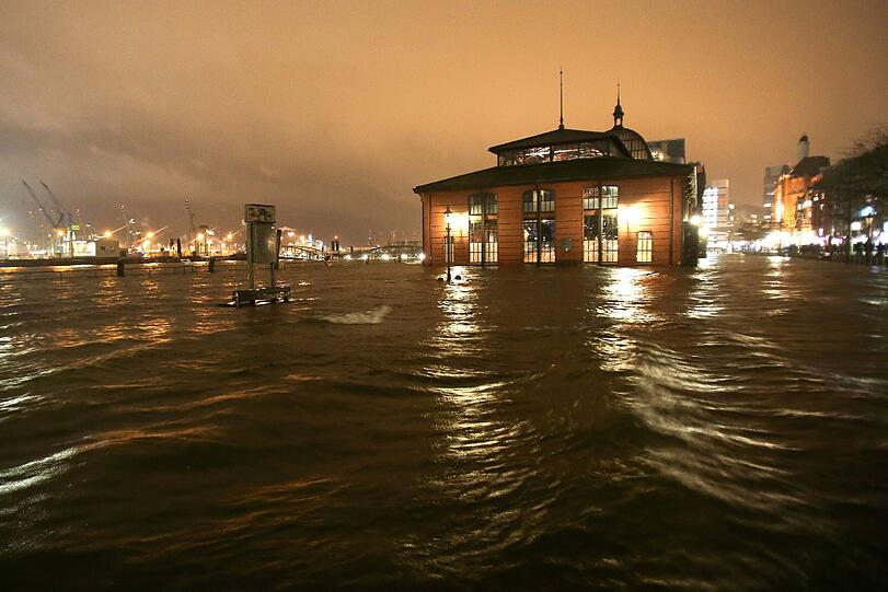 Der Orkan Xaver stürmt über Norddeutschland. In Hamburg steht die Große Elbstraße am Fischmarkt durch eine Sturmflut unter Wasser.