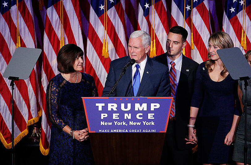 Vize-Kandidat Mike Pence mit seiner Familie im Trump-Headquarter in New York.