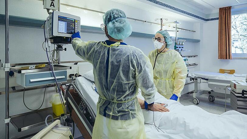 Zwei Krankenpfleger bei der Arbeit.