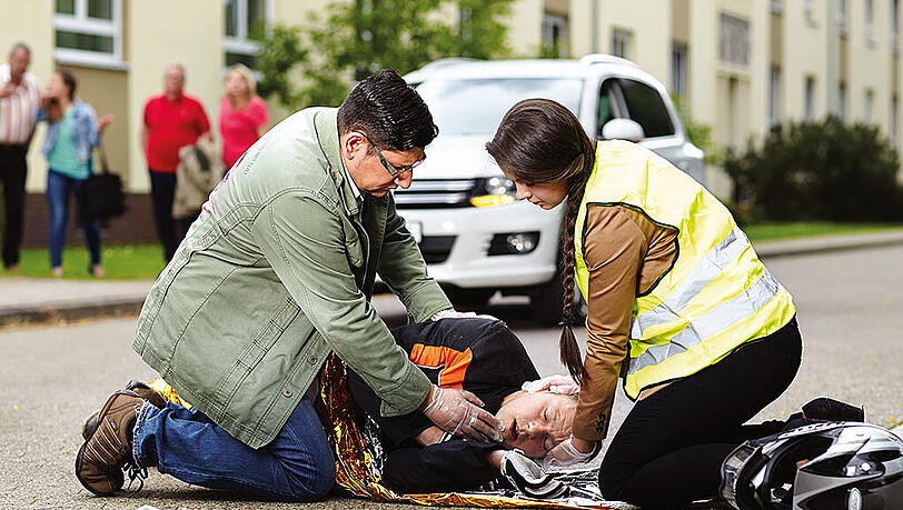 Ein Fußgänger wurde von einem 61-jährigen Autofahrer übersehen, weil er bei Rot über die Straße wollte (Symbolbild). Ein Fußgänger wurde von einem 61-jährigen Autofahrer übersehen, weil er bei Rot über die Straße wollte (Symbolbild).