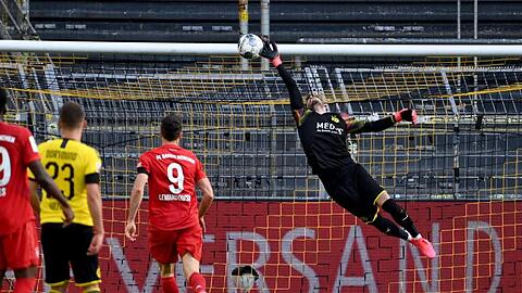 BVB-Keeper Roman Bürki (r) ist beim Schuss von Bayerns Joshua Kimmich machtlos.