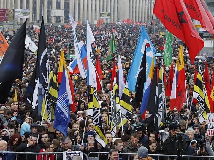 Über 20.000 Demonstranten protestieren in Moskau.