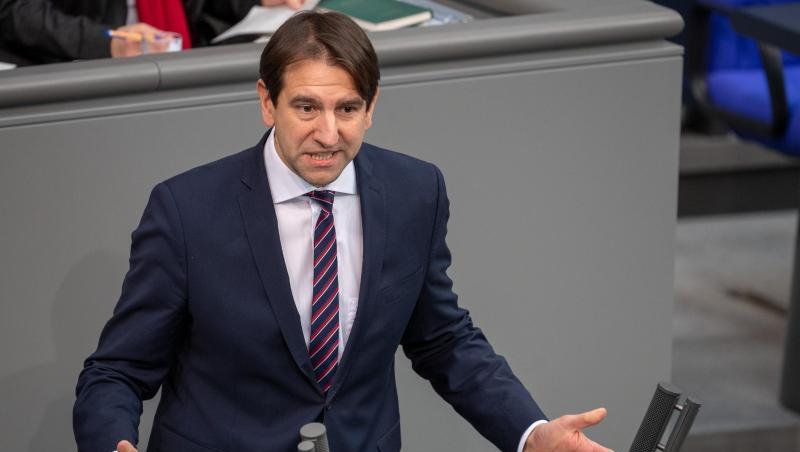 Wenn Tanken und Heizen durch einen CO2-Preis teurer werden, sollen Verbraucher anderswo entlastet werden - das schlägt Unions-Fraktionsvize Andreas Jung vor. Wenn Tanken und Heizen durch einen CO2-Preis teurer werden, sollen Verbraucher anderswo entlastet werden - das schlägt Unions-Fraktionsvize Andreas Jung vor.