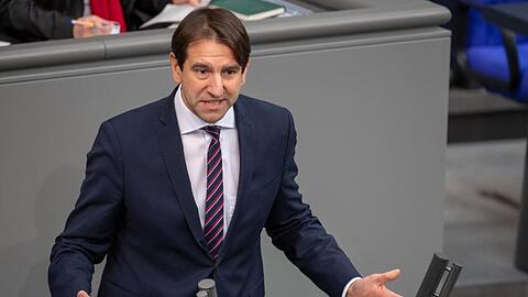 Wenn Tanken und Heizen durch einen CO2-Preis teurer werden, sollen Verbraucher anderswo entlastet werden - das schlägt Unions-Fraktionsvize Andreas Jung vor.