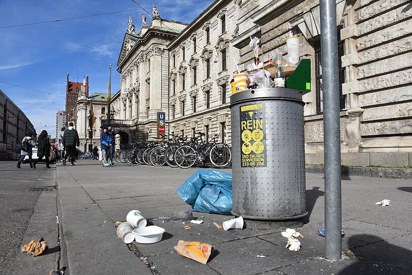 Reichlich vermüllt: So sah es am Faschingsdienstag in der Münchner Innenstadt aus.