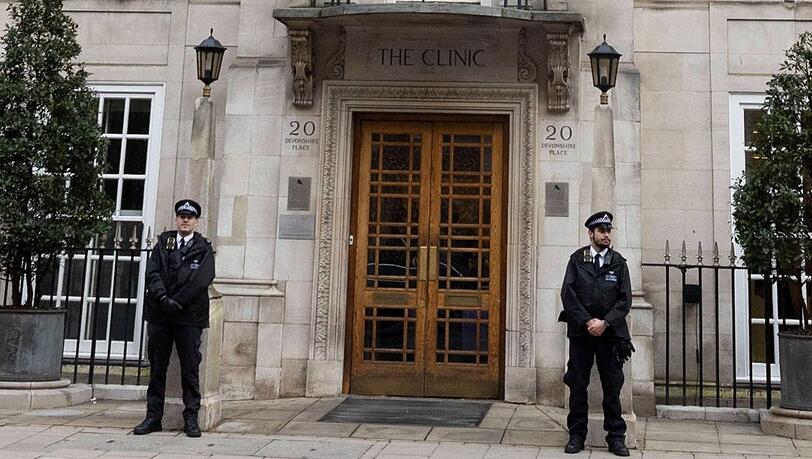 Polizisten bewachen den Eingang zur The London Clinic, in der Prinzessin Kate operiert wurde.