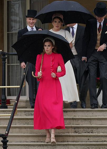 An Williams Seite: Prinzessin Beatrice (v.) und Prinzessin Eugenie.