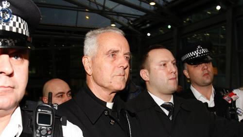 Bischof Richard Williamson (Mitte) umringt von Polizisten in London. Gegen ihn ermittelt jetzt die deutsche Justiz. Bischof Richard Williamson (Mitte) umringt von Polizisten in London. Gegen ihn ermittelt jetzt die deutsche Justiz.