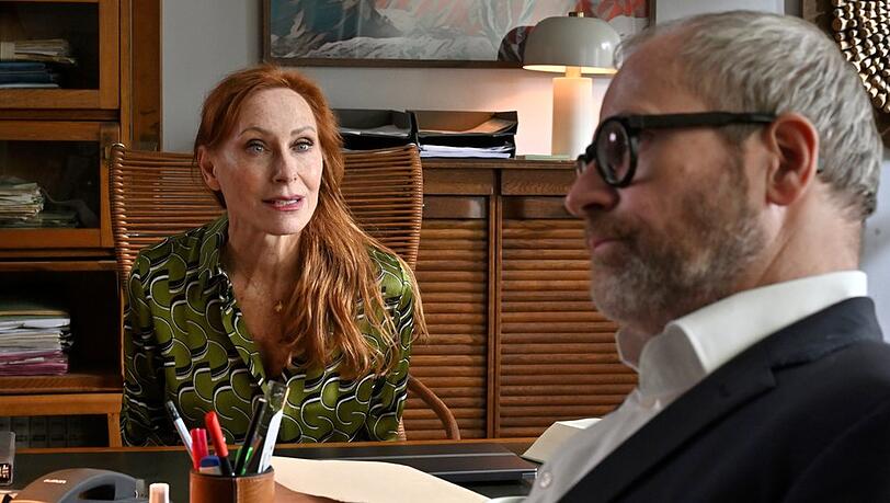 "Die Verteidigerin - Der Fall Belling": Die Freiburger Anwältin Lou Caspari (Andrea Sawatzki) spricht mit ihrem Kanzleipartner Roland Bernard (Thomas Limpinsel), der auch mal ihr Lebenspartner war.