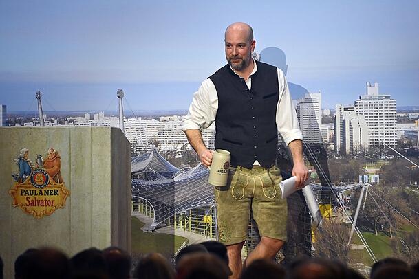 Aufgewachsen bei Traunstein, erhielt der Schauspieler seine Ausbildung an der Schauspielschule Zerboni in M&uuml;nchen. Er war Ensemblemitglied am Salzburger Landestheater und an den Kammerspielen. Zinner ist dazu auch Autor, Musiker und Kabarettist. In diesem Jahr hielt er auch die Fastenpredigt am Nockherberg.
