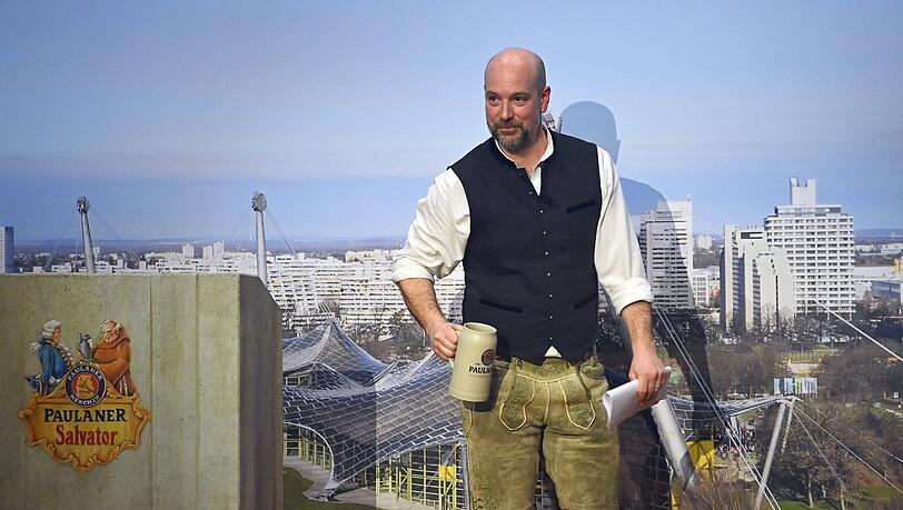 Aufgewachsen bei Traunstein, erhielt der Schauspieler seine Ausbildung an der Schauspielschule Zerboni in M&uuml;nchen. Er war Ensemblemitglied am Salzburger Landestheater und an den Kammerspielen. Zinner ist dazu auch Autor, Musiker und Kabarettist. In diesem Jahr hielt er auch die Fastenpredigt am Nockherberg.