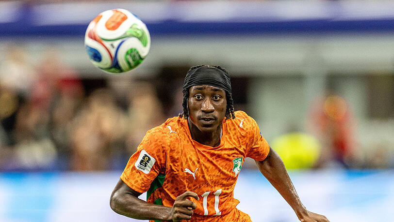 Yan Diomande wechselte nach seiner WM-Teilnahme mit der Elfenbeinküste für 125 Millionen Euro von RB Leipzig zu Real Madrid. Yan Diomande wechselte nach seiner WM-Teilnahme mit der Elfenbeinküste für 125 Millionen Euro von RB Leipzig zu Real Madrid.