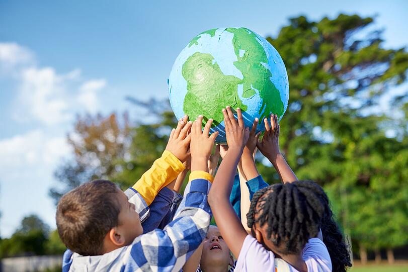 Der Hype um die Einschulung hierzulande ist groß. Der Blick über die Landesgrenzen hinaus zeigt: Es geht auch anders. Den Schulanfang zum Event hochzustilisieren, kann einerseits falsche Erwartungen wecken. Andererseits sind die Kosten der Einschulung für manche Familien ein Problem: Ranzen, Schulmaterialien, Schultüte, Geschenke - der erste Schultag ist auch ein großes Geschäft. Der Hype um die Einschulung hierzulande ist groß. Der Blick über die Landesgrenzen hinaus zeigt: Es geht auch anders. Den Schulanfang zum Event hochzustilisieren, kann einerseits falsche Erwartungen wecken. Andererseits sind die Kosten der Einschulung für manche Familien ein Problem: Ranzen, Schulmaterialien, Schultüte, Geschenke - der erste Schultag ist auch ein großes Geschäft.