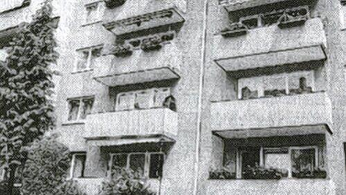 Der Tatort: Der Mörder gelangte wahrscheinlich über die geöffnete Balkontür in die Erdgeschosswohnung der 80-Jährigen. Der Tatort: Der Mörder gelangte wahrscheinlich über die geöffnete Balkontür in die Erdgeschosswohnung der 80-Jährigen.
