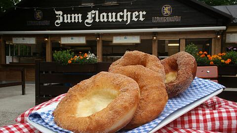Hier sind sie: die berühmten Schmalznudeln der Kugler Alm, die wie der Flaucher-Biergarten zur Haberl-Gastronomie gehört. Dank der neuen Küchen-Ausstattung gibt&rsquo;s die jetzt auch in den Isarauen.