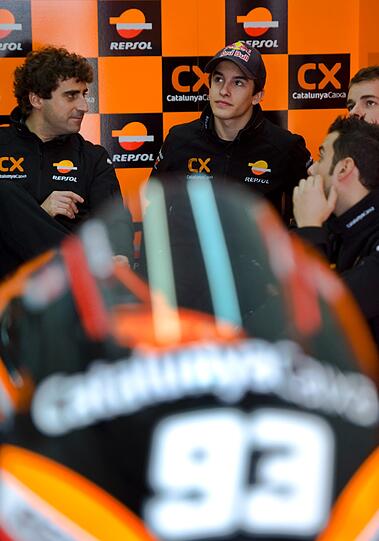 Bradls größter Konkurrent Marc Marquez aus Spanien musste seinen Start beim Saisonfinale in Valencia verletzungsbedingt absagen und ebnete mit seinem Ausfall den Weg zum Titel für Stefan Bradl.