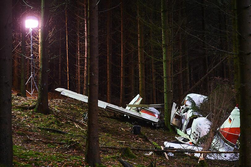 Der Rumpf des zweimotoriges Kleinflugzeuges. Beim Absturz der Maschine sind drei Menschen ums Leben gekommen.