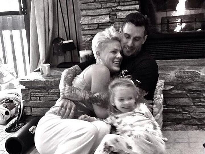 Pink mit ihrem Ehemann Carey Hart und Töchterchen Willow