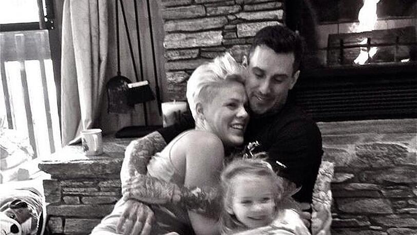 Pink mit ihrem Ehemann Carey Hart und Töchterchen Willow Pink mit ihrem Ehemann Carey Hart und Töchterchen Willow