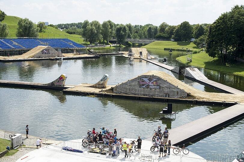 Waghalsige Jumps und das über Wasser. Die Bilder vom Training der X-Fighters auf dem Olympiasee.