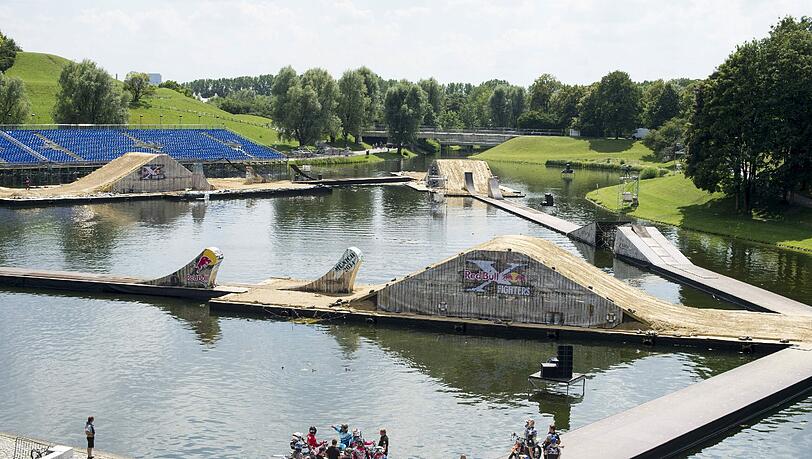 Waghalsige Jumps und das über Wasser. Die Bilder vom Training der X-Fighters auf dem Olympiasee.