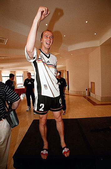 Mario Basler, 1999: Nach einem schwachen Spiel gegen die Niederlande im November 1998 berücksichtigt Teamchef Erich Ribbeck Basler im nächsten Jahr zunächst nicht. Der fordert öffentlich ein Vier-Augen-Gespräch. Worauf Ribbeck nicht eingeht: "Ich lasse mich nicht erpressen. Ich entscheide, mit wem ich spreche, wann und wie lange ich mit ihm spreche." Basler kehrt nicht mehr zurück in die DFB-Elf.