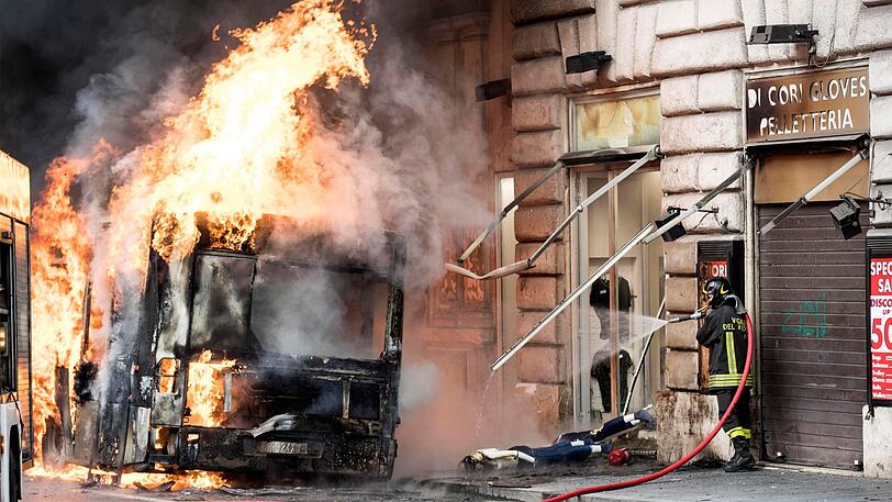 Der Linienbus ist in unmittelbarer Nähe des berühmten Trevi-Brunnens in Rom in Flammen aufgegangen. Das Feuer mitten im touristischen Zentrum der italienischen Hauptstadt sei gut eine Stunde nach dem Ausbruch gelöscht worden.