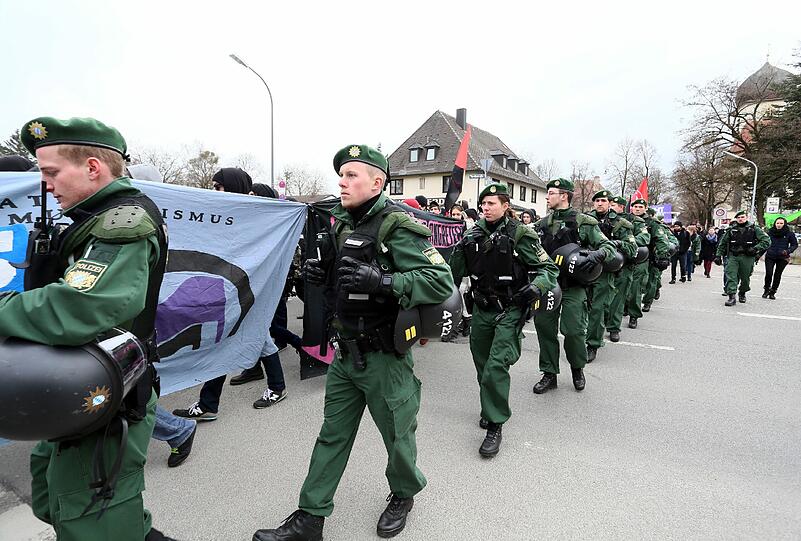 Rund 1000 Münchner haben im März gegen das "Braune Haus" in Obermenzing demonstriert.