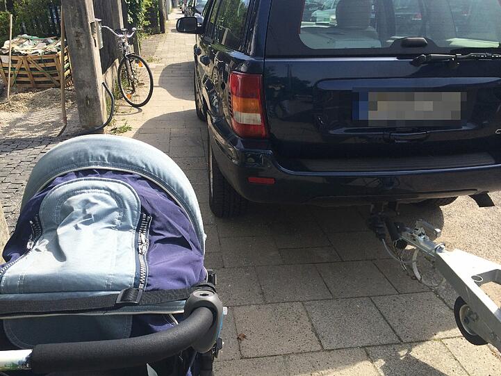 Im Kinderwagen verstaut die Frau die Klamotten. (Symbolbild)