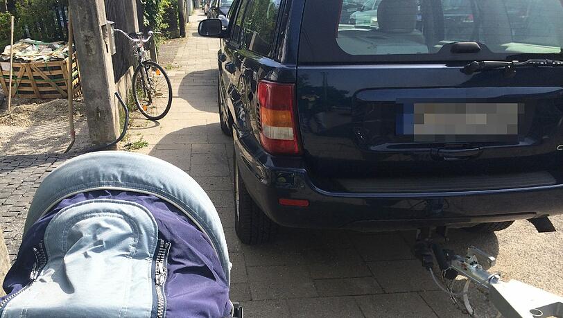 Im Kinderwagen verstaut die Frau die Klamotten. (Symbolbild) Im Kinderwagen verstaut die Frau die Klamotten. (Symbolbild)