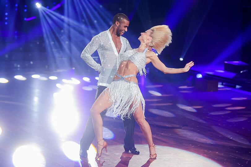 Tijan Njie, Schauspieler, und Kathrin Menzinger, Profitänzerin, tanzen in der RTL-Tanzshow "Let's Dance" im Coloneum.