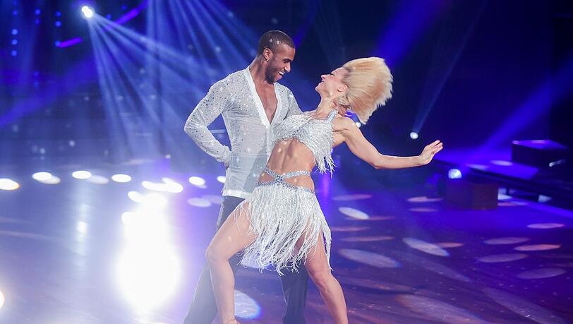 Tijan Njie, Schauspieler, und Kathrin Menzinger, Profitänzerin, tanzen in der RTL-Tanzshow "Let's Dance" im Coloneum. Tijan Njie, Schauspieler, und Kathrin Menzinger, Profitänzerin, tanzen in der RTL-Tanzshow "Let's Dance" im Coloneum.