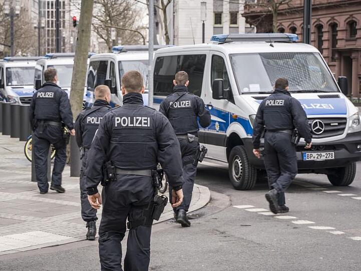 Polizisten vor der deutschen Niederlassung der niederländischen Großbank ABN Amro in Frankfurt.