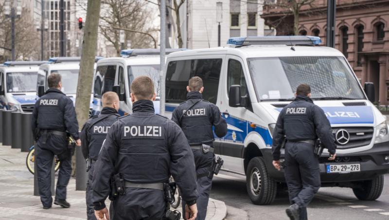 Polizisten vor der deutschen Niederlassung der niederländischen Großbank ABN Amro in Frankfurt. Polizisten vor der deutschen Niederlassung der niederländischen Großbank ABN Amro in Frankfurt.