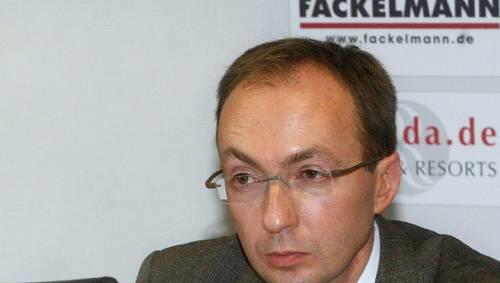 Grimmige Miene zum gewagten Spiel um die Existenz der Tigers: Günther Hertels Firma wird wohl die 800.000 Euro zahlen, Insolvenzverwalter Volker Böhm (kl. Foto) freut’s. Grimmige Miene zum gewagten Spiel um die Existenz der Tigers: Günther Hertels Firma wird wohl die 800.000 Euro zahlen, Insolvenzverwalter Volker Böhm (kl. Foto) freut’s.