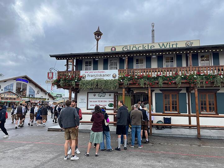 Schlangestehen für den Weißwurst-Schnapper an der Wiesn