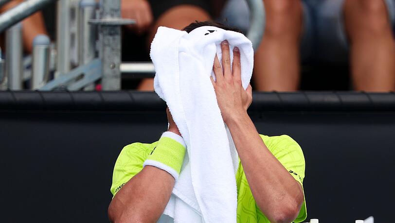 Daniel Altmaier traf in Melbourne zwei S&auml;tze lang fast keinen Ball.