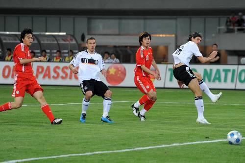 Das 1:1 für Deutschland: Lukas Podolski gleicht in der 8. Minute die Führung der Chinesen aus.