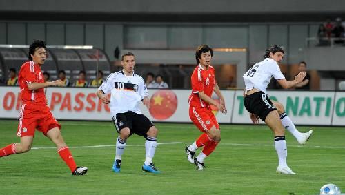 Das 1:1 für Deutschland: Lukas Podolski gleicht in der 8. Minute die Führung der Chinesen aus. Das 1:1 für Deutschland: Lukas Podolski gleicht in der 8. Minute die Führung der Chinesen aus.