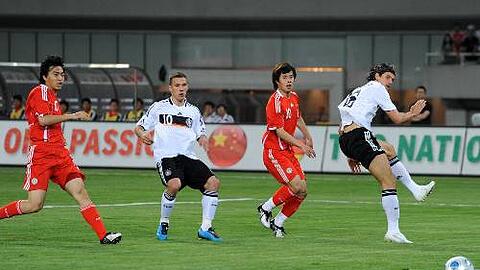 Das 1:1 für Deutschland: Lukas Podolski gleicht in der 8. Minute die Führung der Chinesen aus.