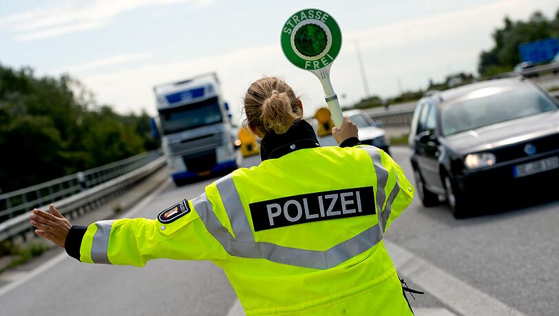 Die Polizei stoppt einen Holztransporter mit knapp 20 Tonnen Überladung. (Symbolbild) Die Polizei stoppt einen Holztransporter mit knapp 20 Tonnen Überladung. (Symbolbild)