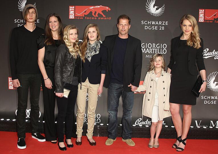 Und noch ein Bild mit Seltenheitswert (aus dem Jahr 2011) - die gesamte Familie gemeinsam auf dem roten Teppich: (von links) Valentin Schweiger, Dana Schweiger, Luna Schweiger, Lilli Schweiger, Til Schweiger, Emma Schweiger sowie die damalige Lebensgef&auml;hrtin von Til Schweiger, Svenja Holtmann.