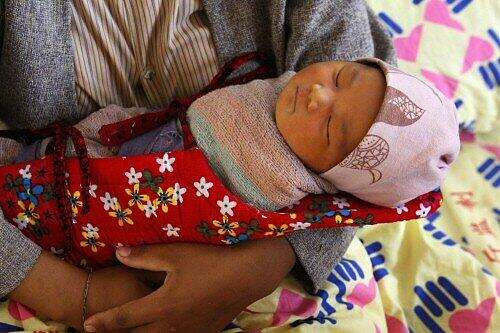 Ein chinesisches Baby - von der jungen Mutter und ihrem Kind gibt es keine Bilder
