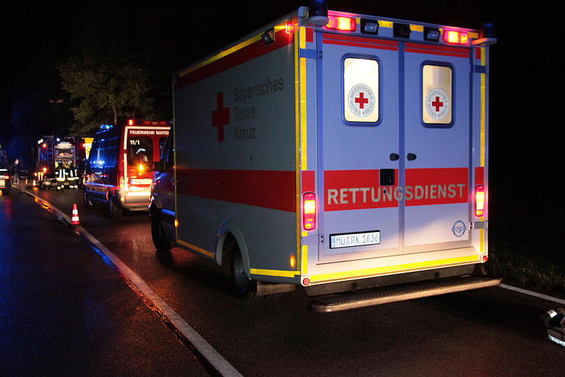 Heftiger Crash im Großhaager Forst: Ein 26-Jähriger kommt von der Fahrbahn ab und prallt gegen einen Baum