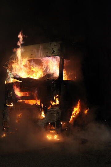 Als die Feuerwehr ankam um den Brand zu löschen, stand das Fahrzeug bereits vollständig in Flammen. Die Bilder von der Löschaktion.